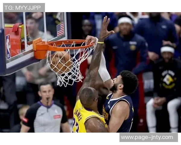 湖人防守升级穆雷被隐身LBJ篮下遭遇重击却未获哨声